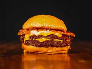 Bacon cheeseburger con papas
