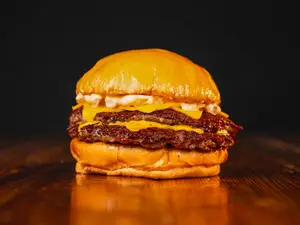 Cheeseburger con Papas Fritas