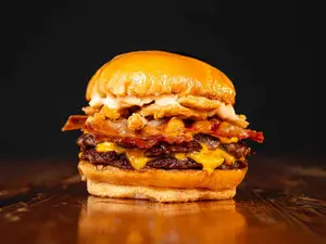 Crispy Onion con Papas Fritas