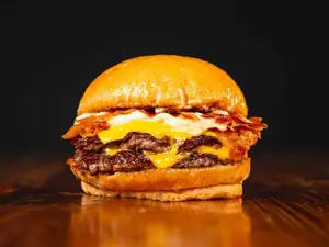 Stacker con Papas Fritas