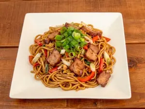 Tallarín chifa de carne