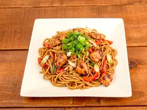 Tallarín chifa de pollo