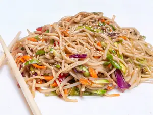 Wok de tallarines saltados de pollo o carne