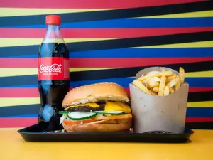Hamburguesa De Bufalo Con Papas Fritas Y Gaseosa