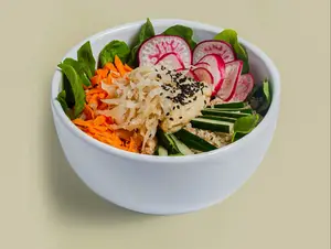 Ensalada quinoa,hummus&chucrut