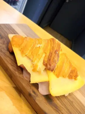 Croissant de jamón y queso
