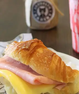 Medialuna Con Jamon Y Queso
