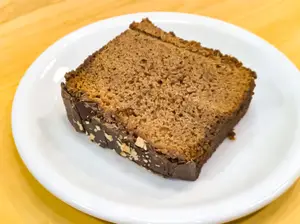 Porción budín de banana toffi