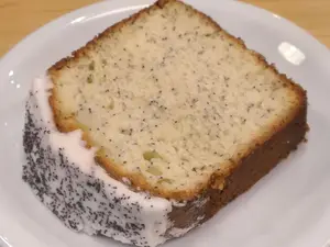 Porción de budín limón