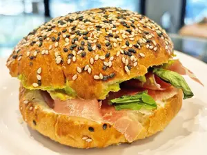 Sandwich Jamon Crudo, Queso, Rúcula Y Manteca
