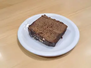 Porción budín de banana toffi