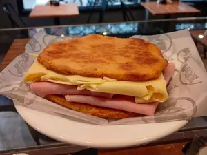Sandwich con pan de chipá con jyq