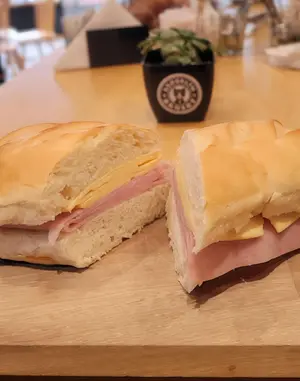 Sandwich De Jamón Y Queso