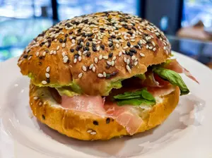 Sandwich Jamon Crudo, Queso, Rúcula Y Manteca