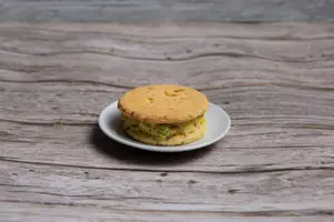 Alfajor pistacho y chocoblanco