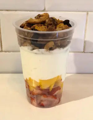 Yogur Con Fruta Y Granola