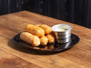 5 tequeños + salsa