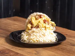 Arepa con huevo revuelto y jamón