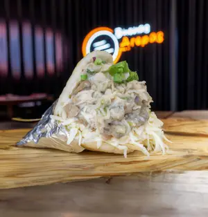 Arepa con pollo y champiñón