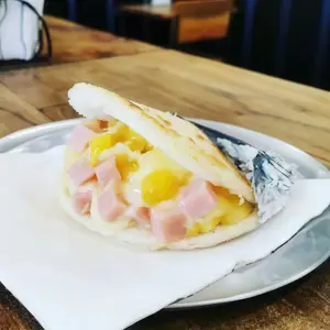 Arepa hawaiana