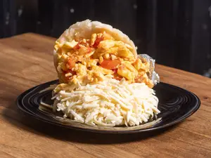 Arepa huevo perico con queso
