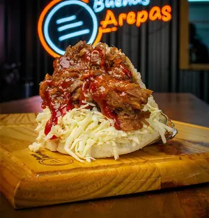 Arepa pernil de cerdo BBQ
