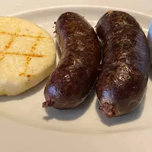 Morcilla colombiana con arepa