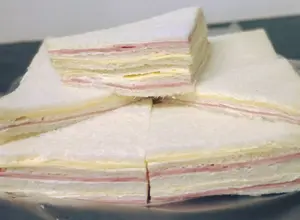 Docena de sándwiches de jamón y queso