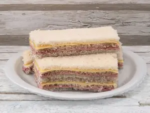 Docena de sándwiches surtidos