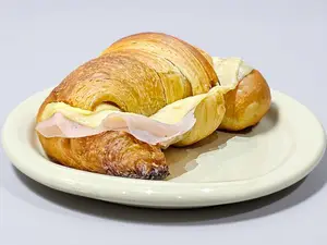 Croissan De Jamon Y Queso