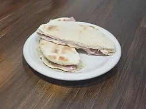 Tostado jamón y queso en arabe