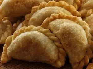 Empanada de jamón y queso frita