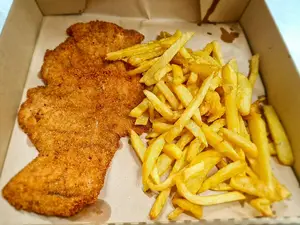 Milanesa de pollo con guarni