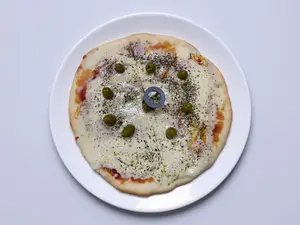 Pizza fugazzeta con tomate