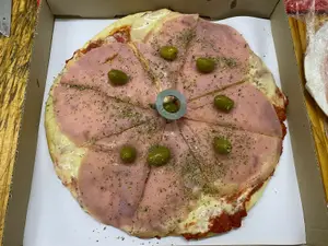 Pizza roquefort con jamón