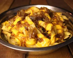 Papas Con Cheddar Y Cebolla Caramelizada