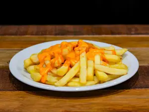 Porción de papas fritas con cheddar