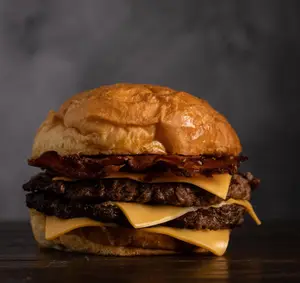 Cheese bacon burger + papas