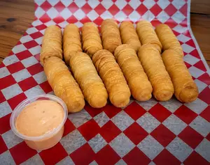Docena de tequeños con queso y panceta