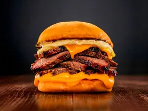 Cheeseburger - brisket ahumado