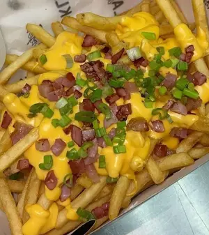 Papas Con Chedar Bacon Y Verdeo