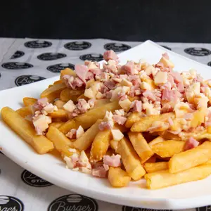 Papas fritas con jamón y queso