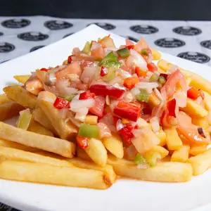 Papas fritas con salsa criolla