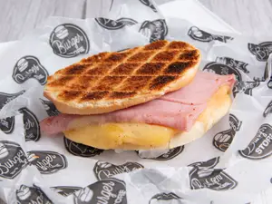 Tostado De Jamón Y Queso + Bebida