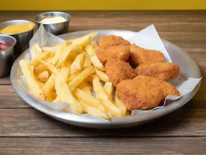 Nuggets de pollo con guarnición