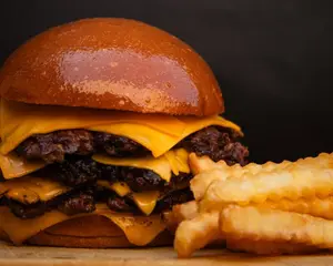 Cheese triple con papas