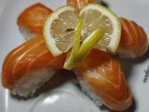 5 piezas de niguiri de salmón rosado