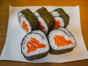 8 piezas. salmón maki