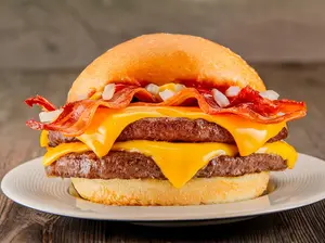Cheese bacon doble con papas