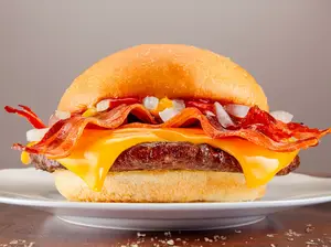 Cheese bacon simple con papas